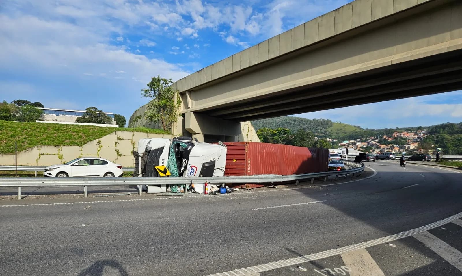 Carreta bate em defensa metálica e tomba em rodovia de São Roque