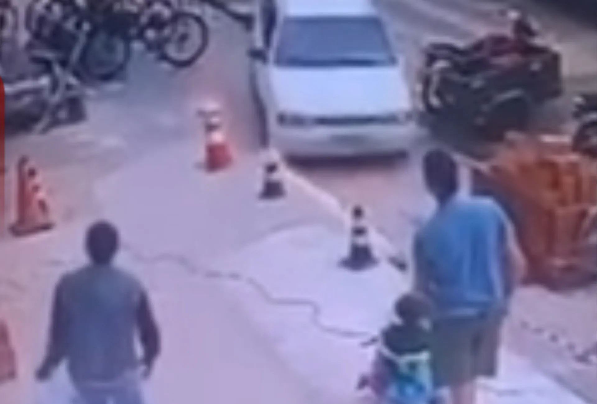 Vídeo mostra carro atropelando pai e bebê de 1 ano na calçada em Costa Rica