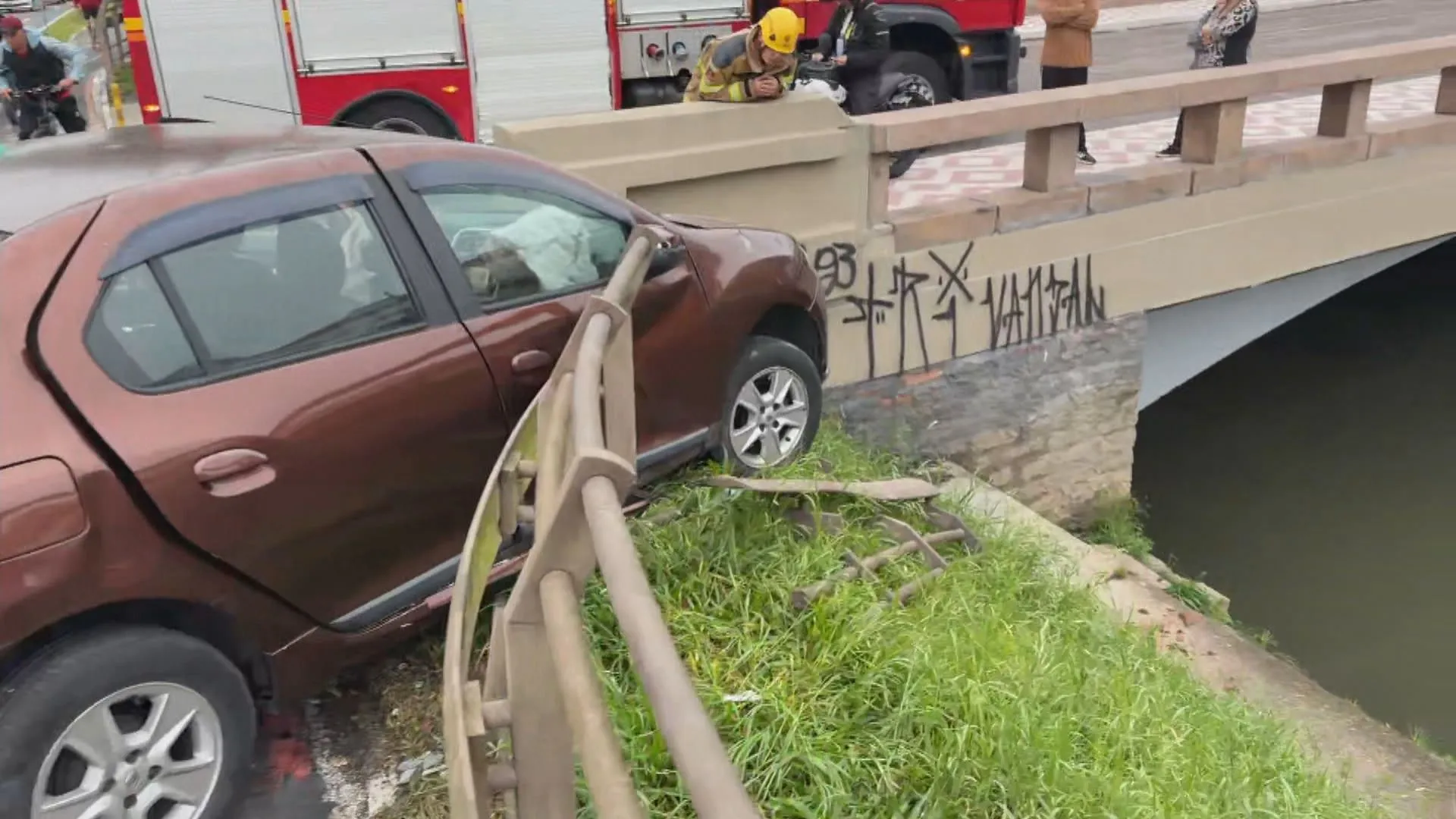 Carro quase cai no Arroio Dilúvio após batida em Porto Alegre; motorista fica ferido