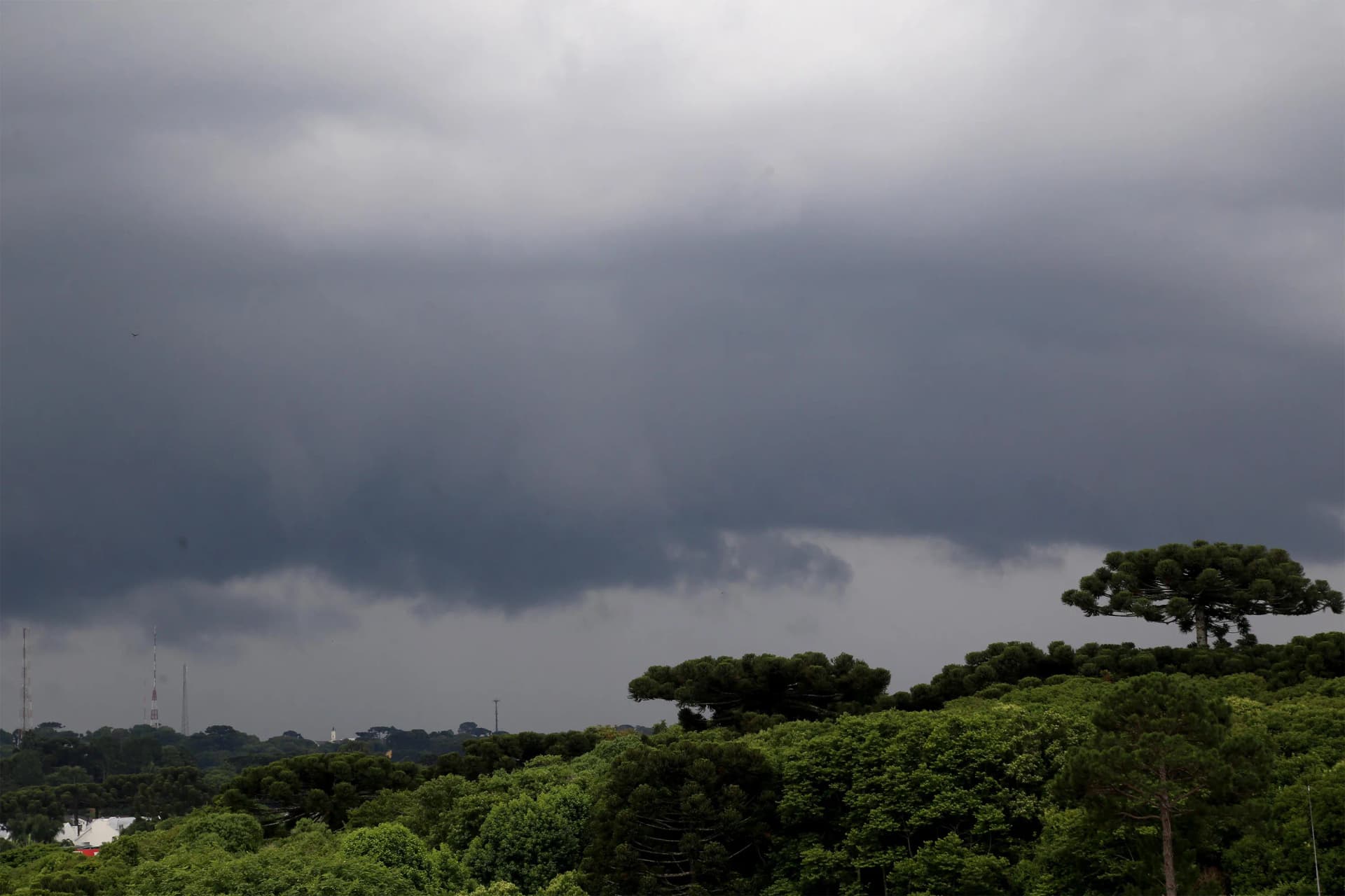 Paraná tem alerta de tempestade para o fim de semana, com risco de granizo e ventos fortes; veja a previsão do tempo