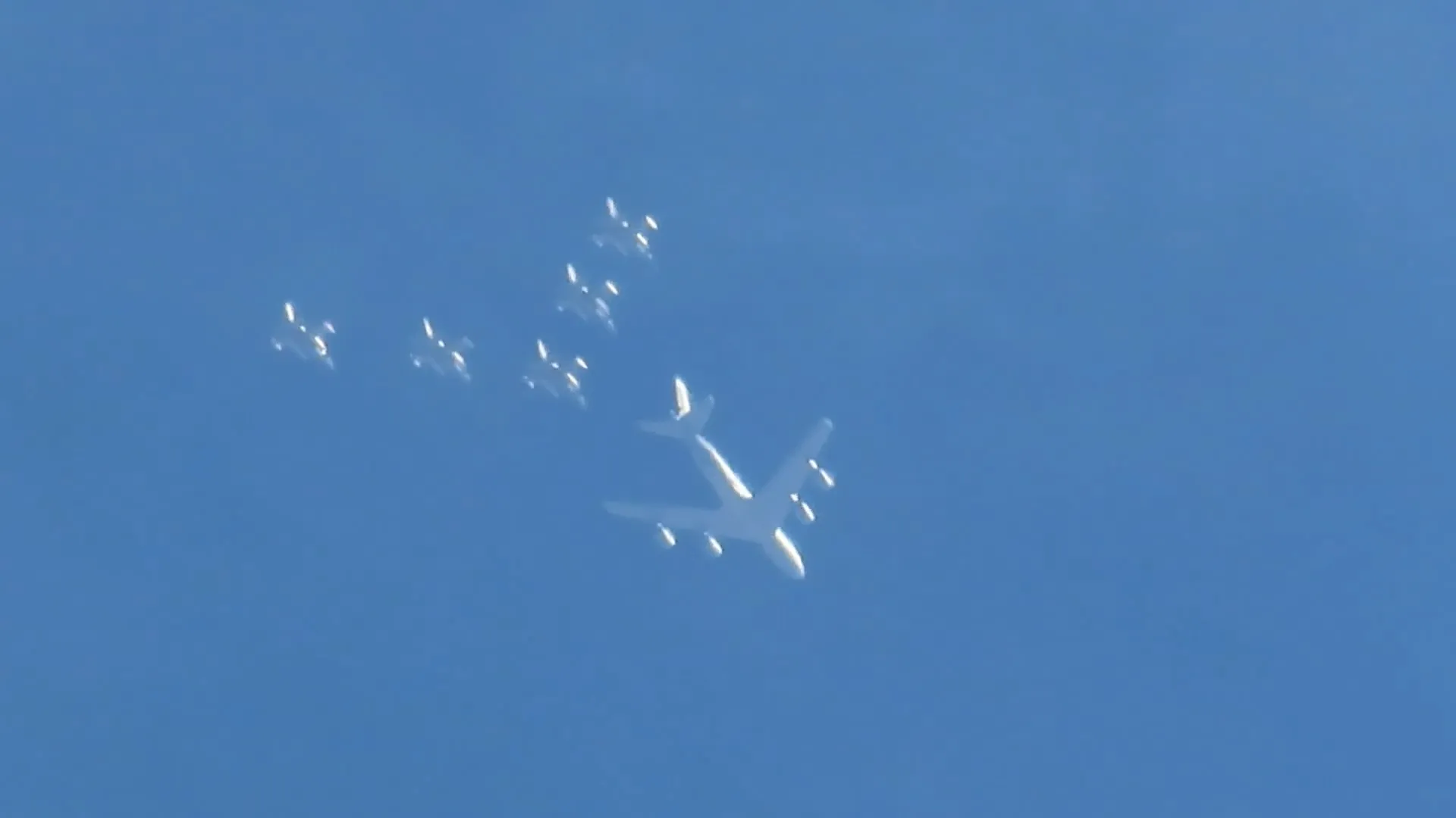 VÍDEO: caças F-16 da Argentina sobrevoam cidade do interior de São Paulo
