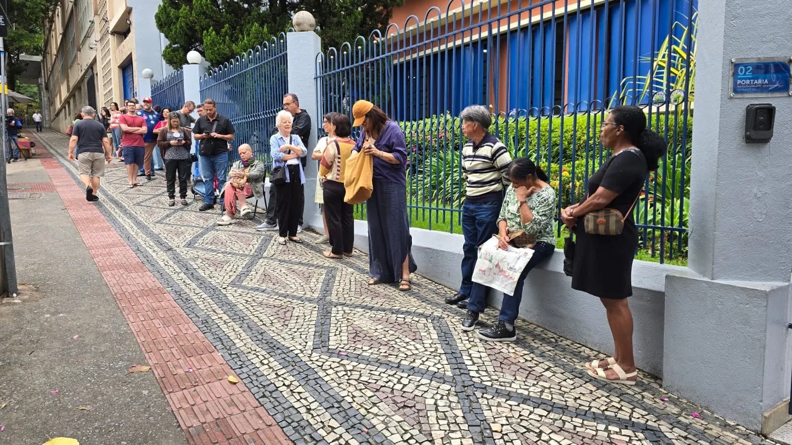 Votação começa na Grande BH com filas e movimento intenso em seções eleitorais