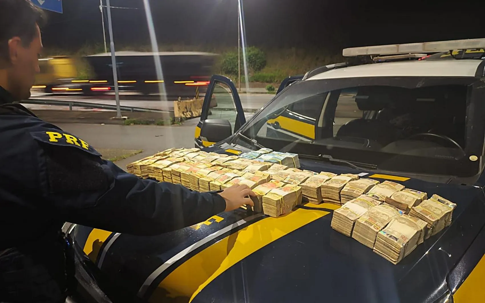 Quase R$ 1 milhão apreendidos em carro na Fernão Dias estariam ligados à política, diz motorista à PRF
