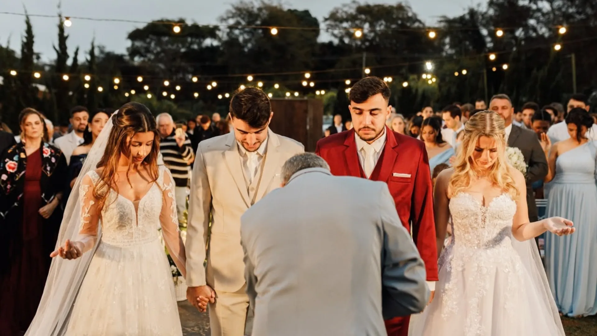 Dois casamentos e uma só festa: irmãos gêmeos sobem ao altar juntos e dividem mesma casa com esposas