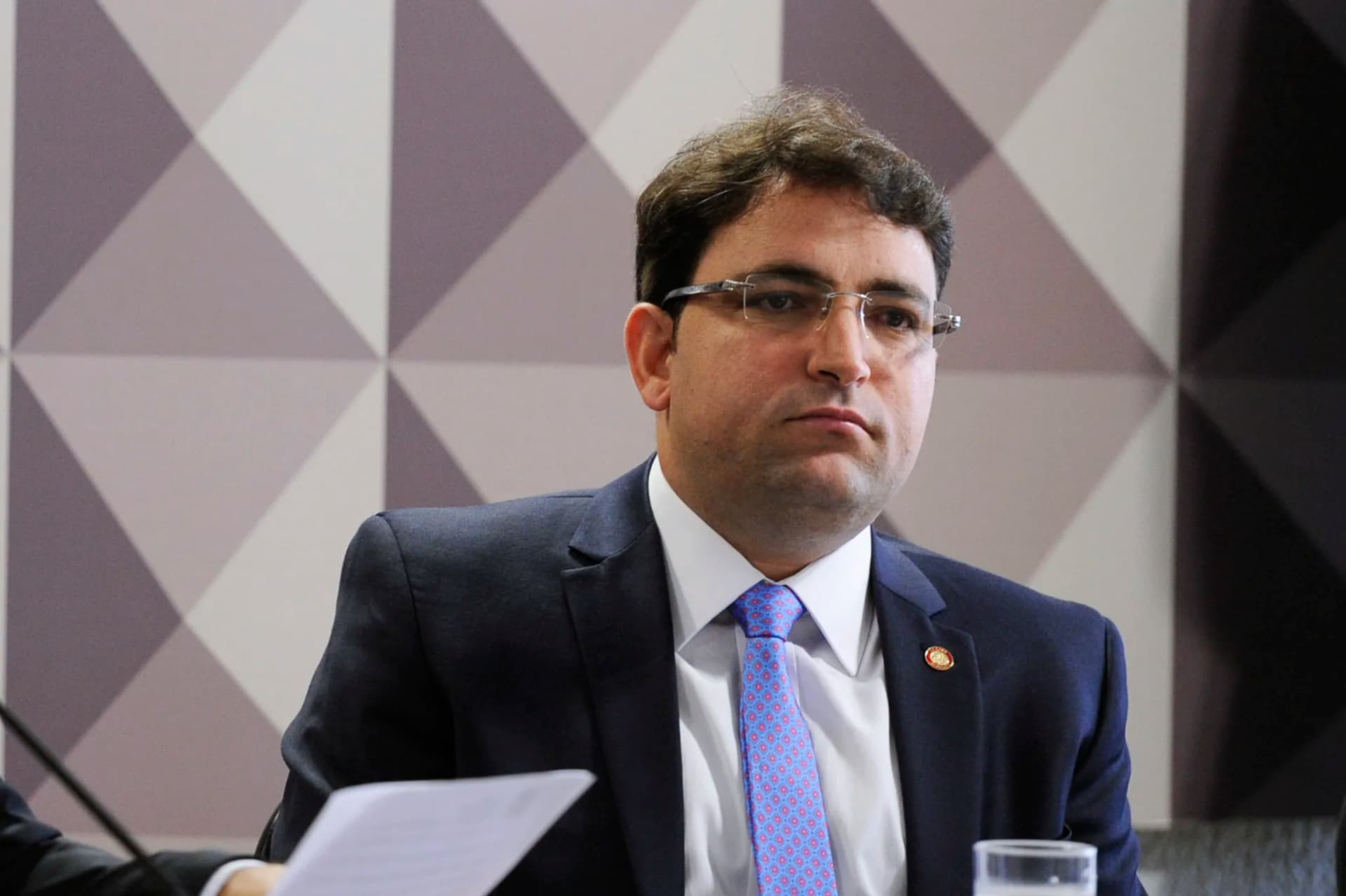 Flávio Bolsonaro foi cadastrado como 'usuário master' em conta bancária de empresa de advogado investigado