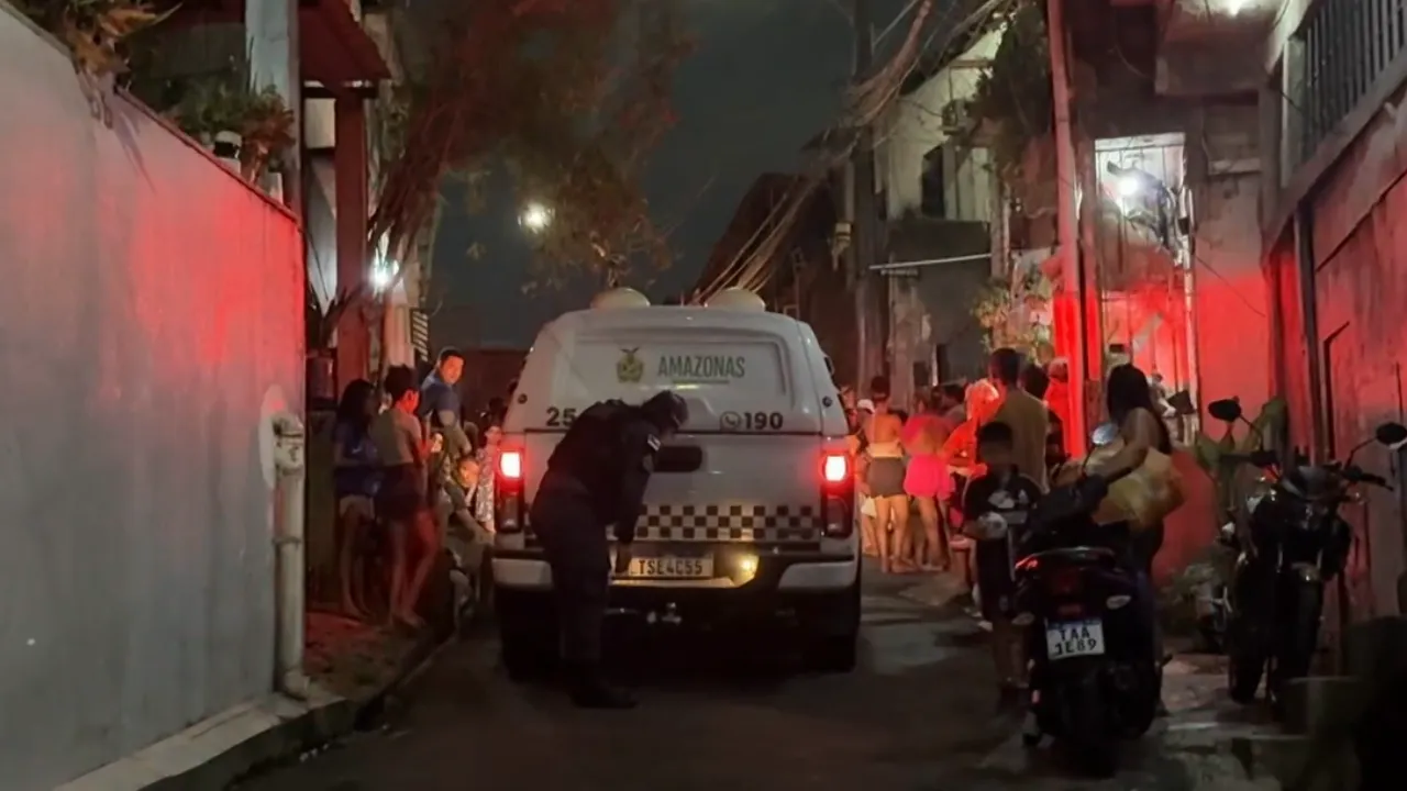 Homem é morto a tiros após ser perseguido por dupla em moto na Zona Oeste de Manaus