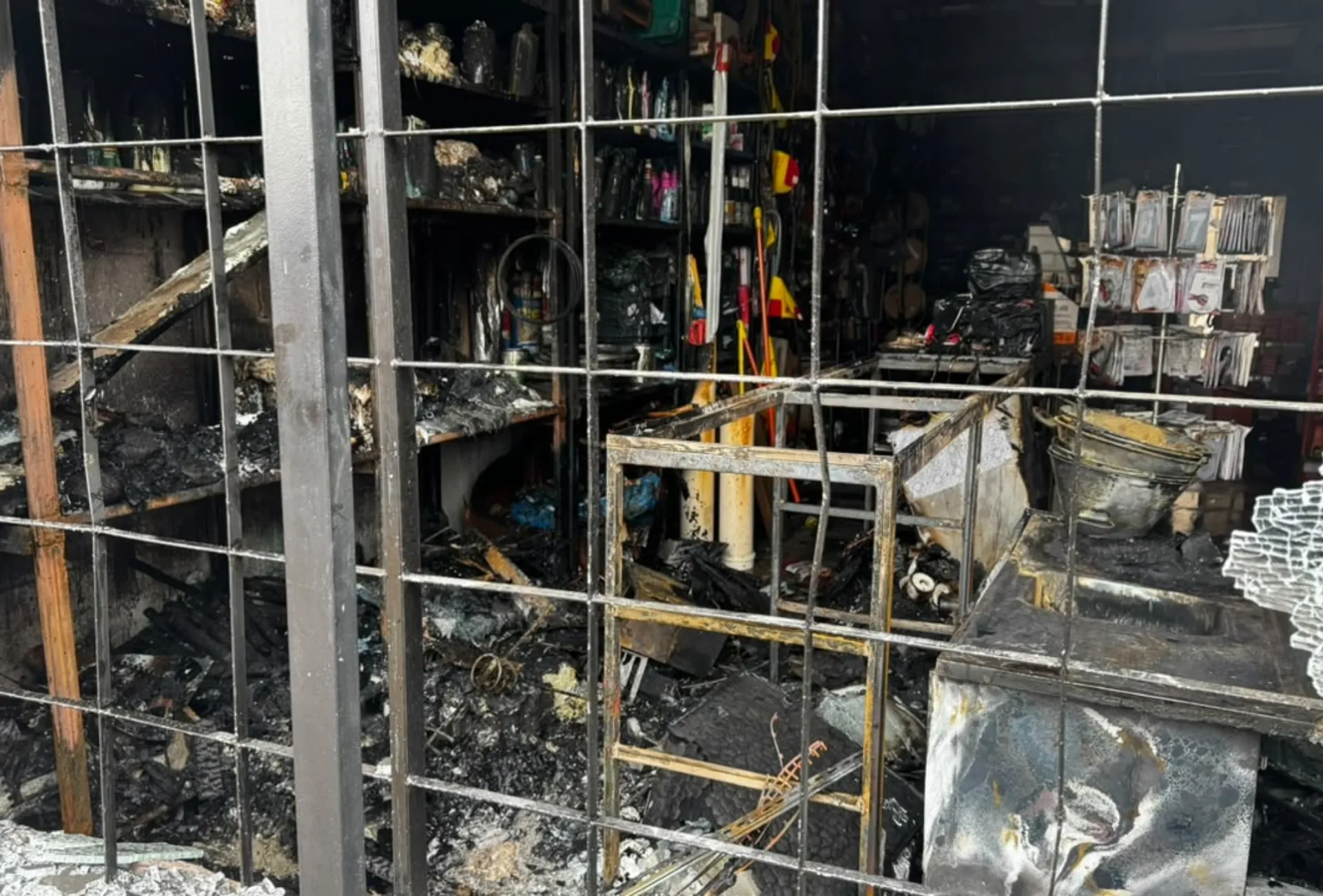 Incêndio destrói parte de loja de materiais de construção e mata gata de estimação em MS