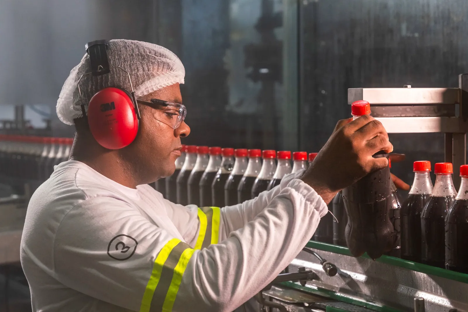 Coca-Cola abre vagas de emprego em três cidades da Zona da Mata; saiba como participar do processo seletivo