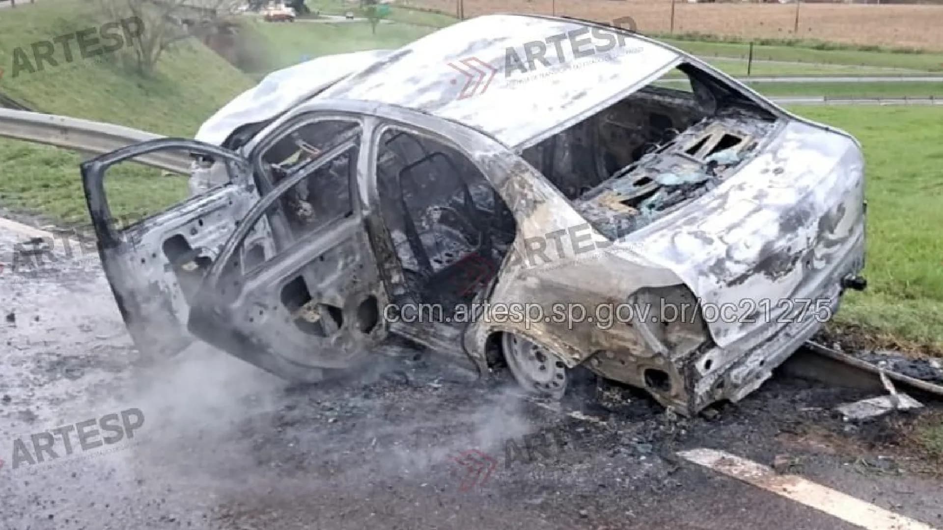 Motorista em fuga da polícia bate em carreta e fica gravemente ferido após carro pegar fogo em Maracaí