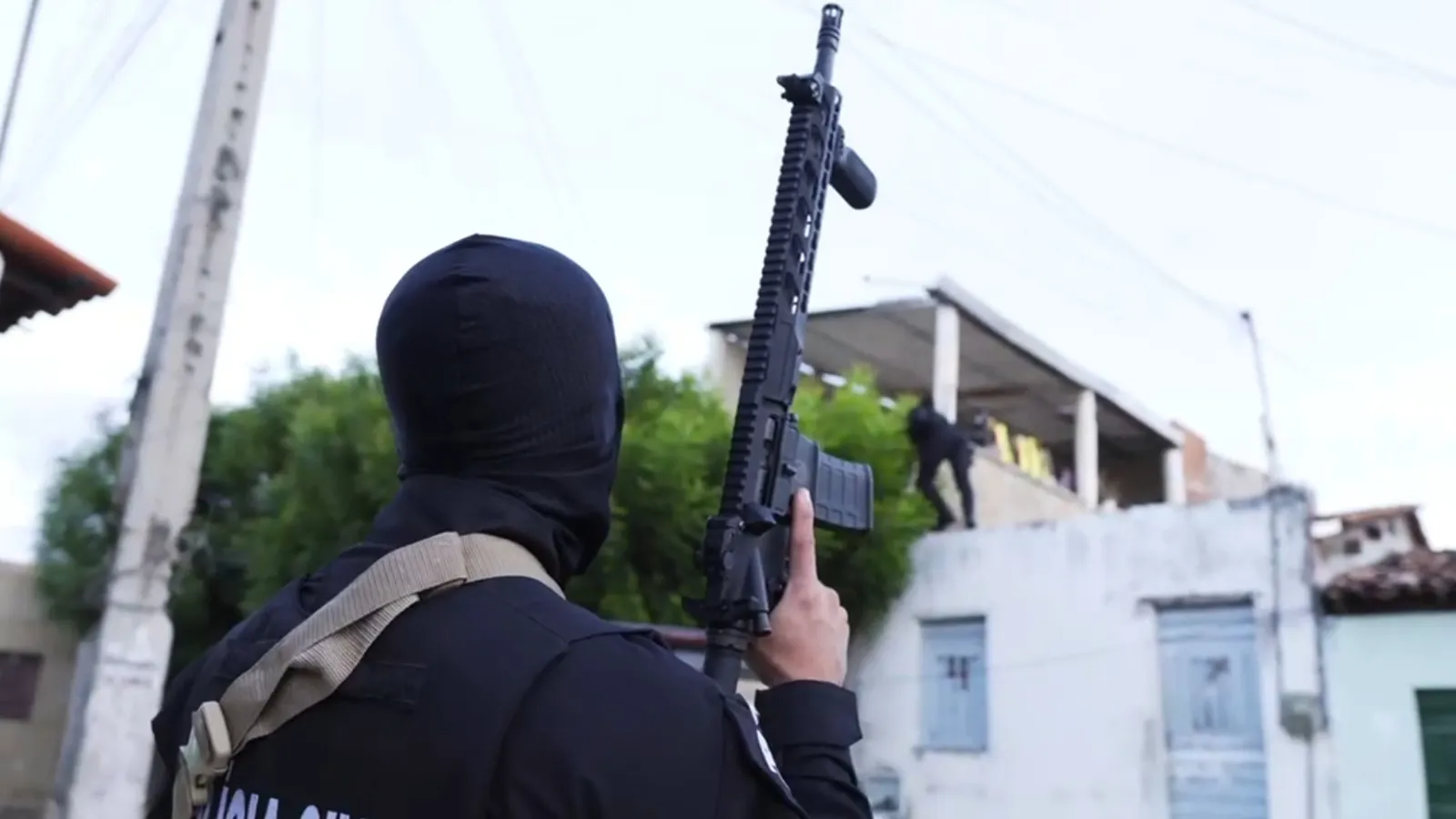 Operação contra Comando Vermelho prende 17 pessoas e apreende drogas e armas no Cariri, no Ceará