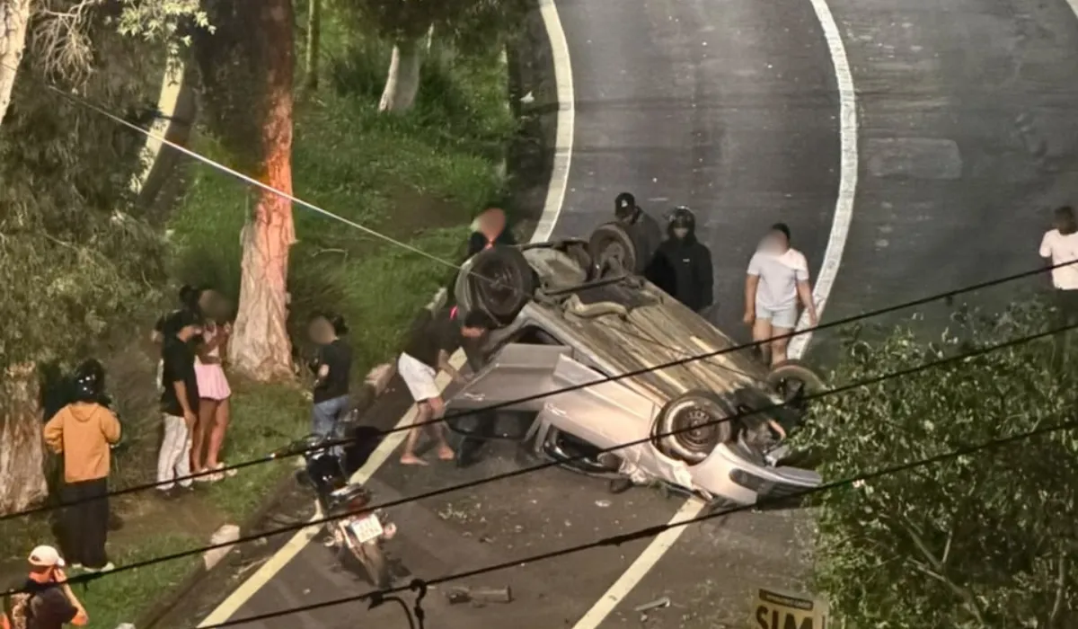 Motorista capota carro após perder o controle, subir em calçada e atingir duas árvores em Campinas