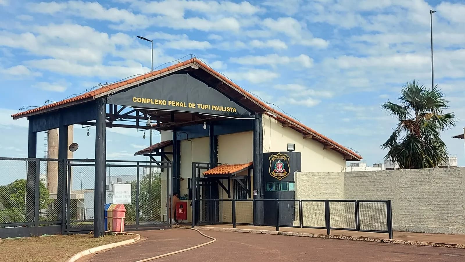 Famílias de detentas relatam dificuldades para se comunicar com penitenciária onde está Deolane Bezerra