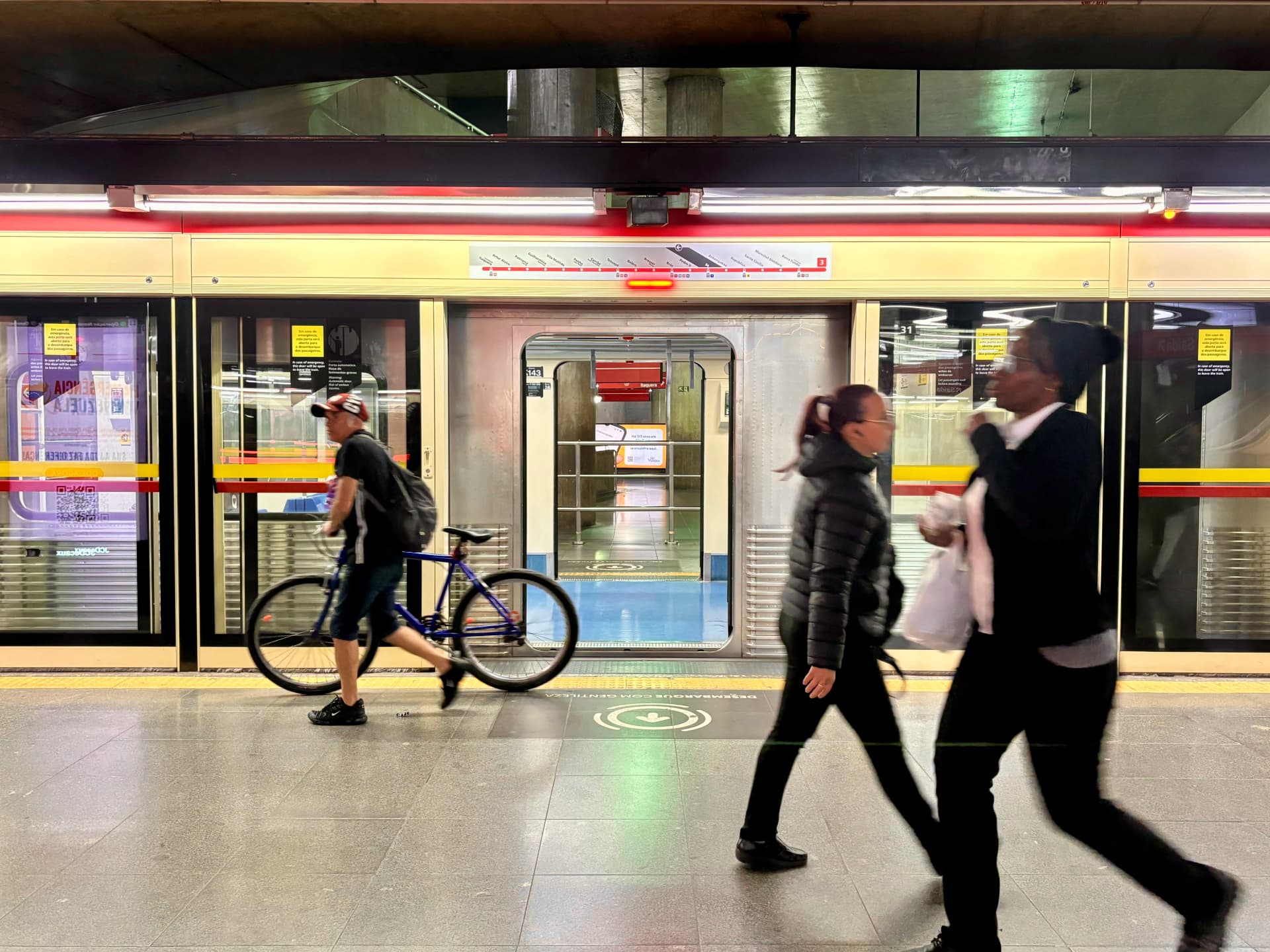 Entre a balada e o trabalho: quem são os passageiros que usam o metrô enquanto a cidade dorme?