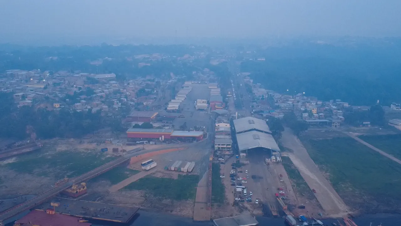Fumaça densa volta a encobrir Manaus, que registra pior qualidade do ar do Brasil; Defesa Civil emite alerta severo