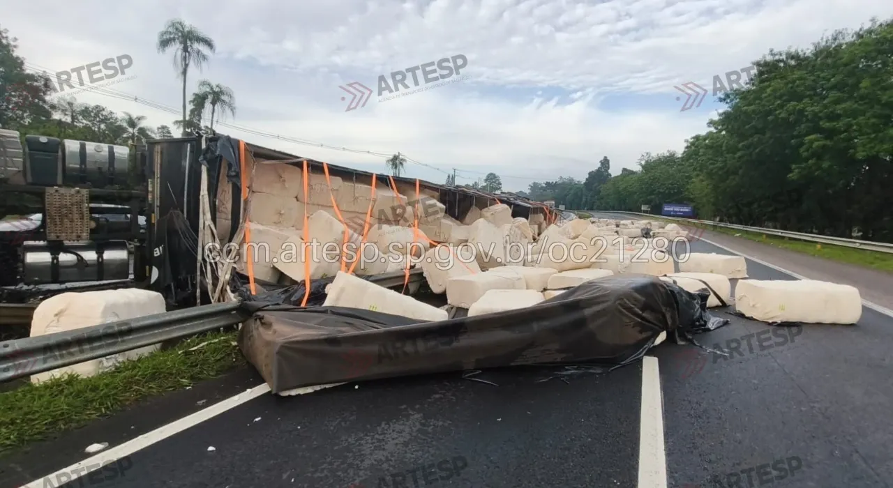 Carreta tomba e interdita a rodovia Raposo Tavares no interior de SP