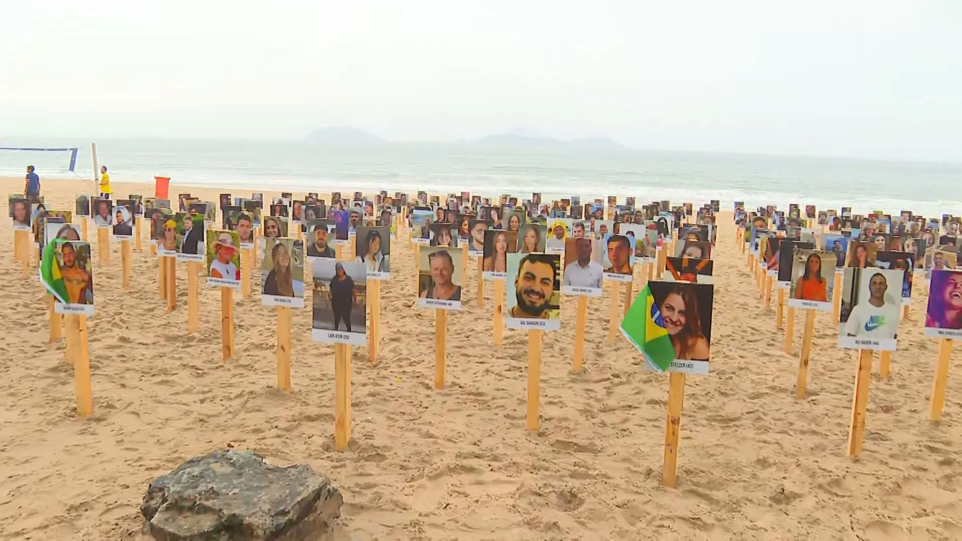 Ato em Ipanema lembra vítimas de ataque terrorista a Israel, que completa três anos