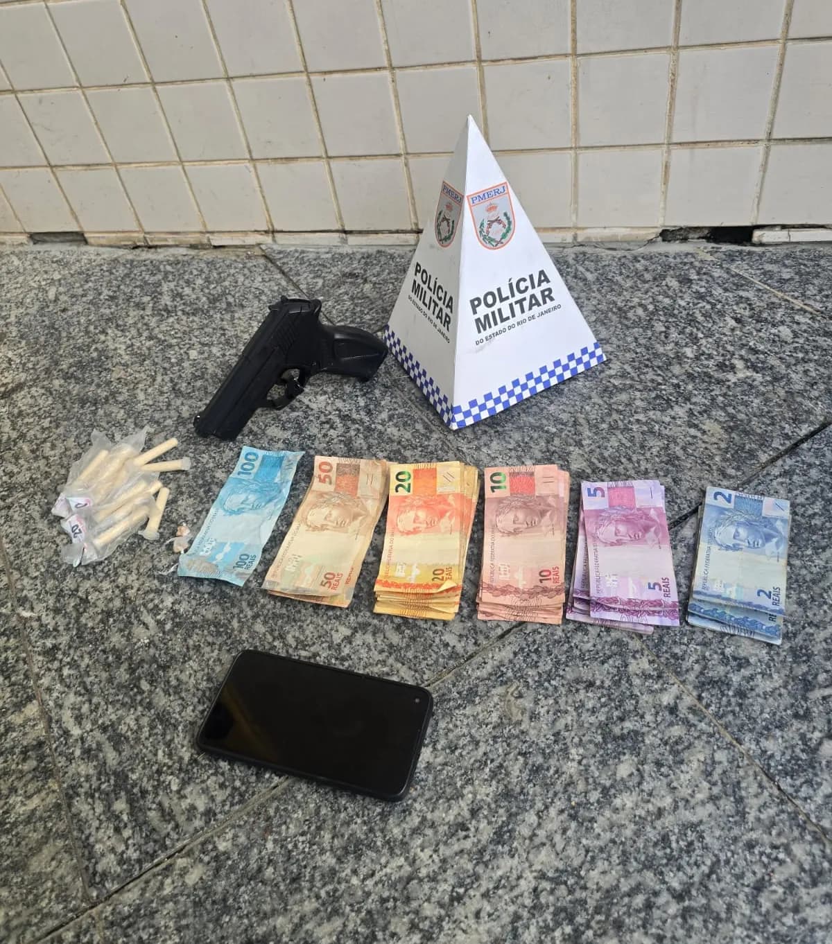 PM apreende drogas, dinheiro e réplica de pistola em Três Rios