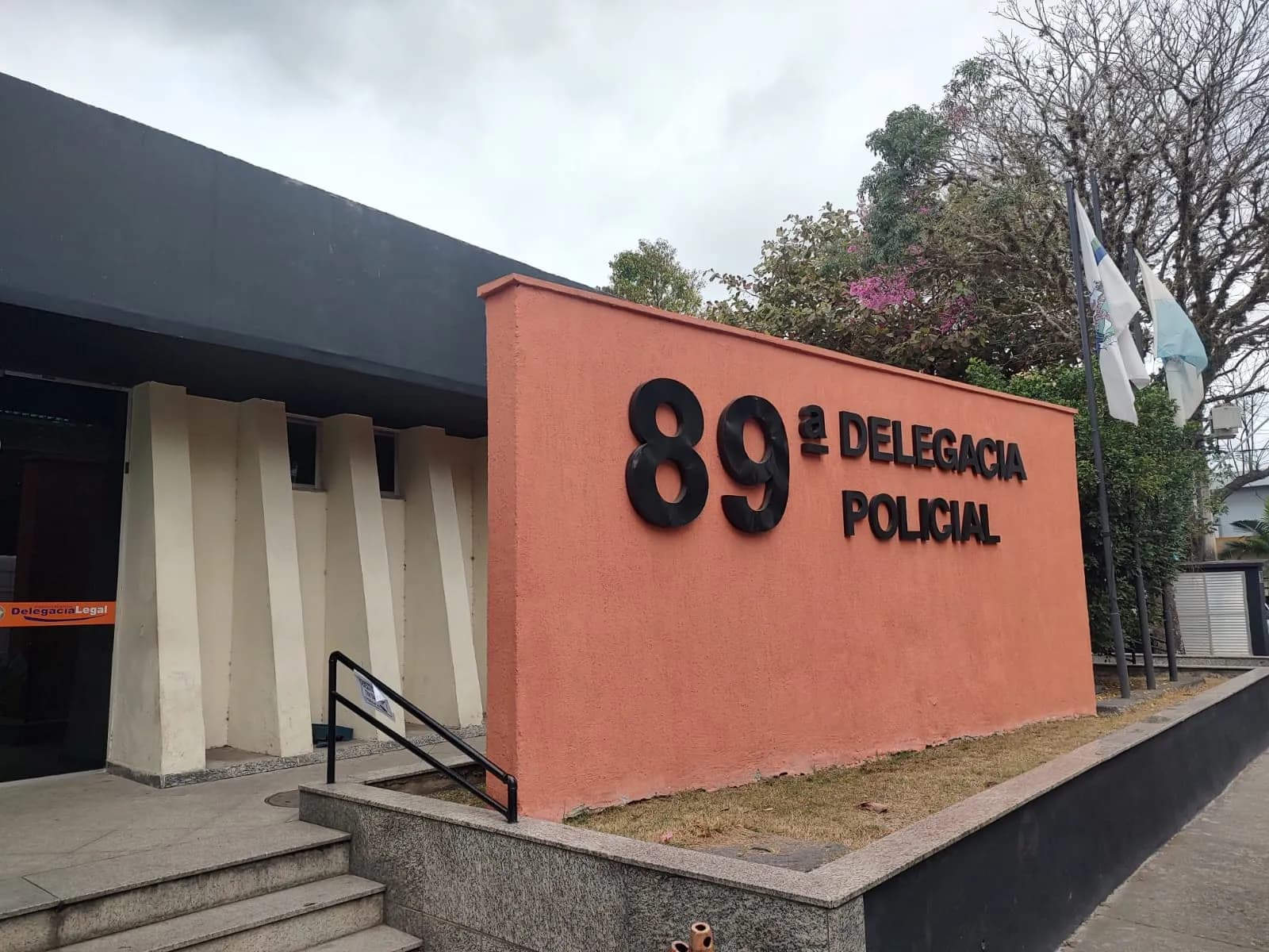 PMs sofrem ataque a tiros e viaturas são danificadas em Resende