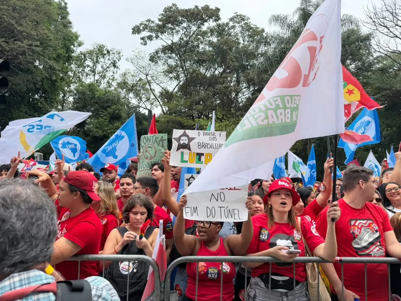 Em ato na Paulista, Lula diz que país não pode perder a democracia 'por pior que ela seja'