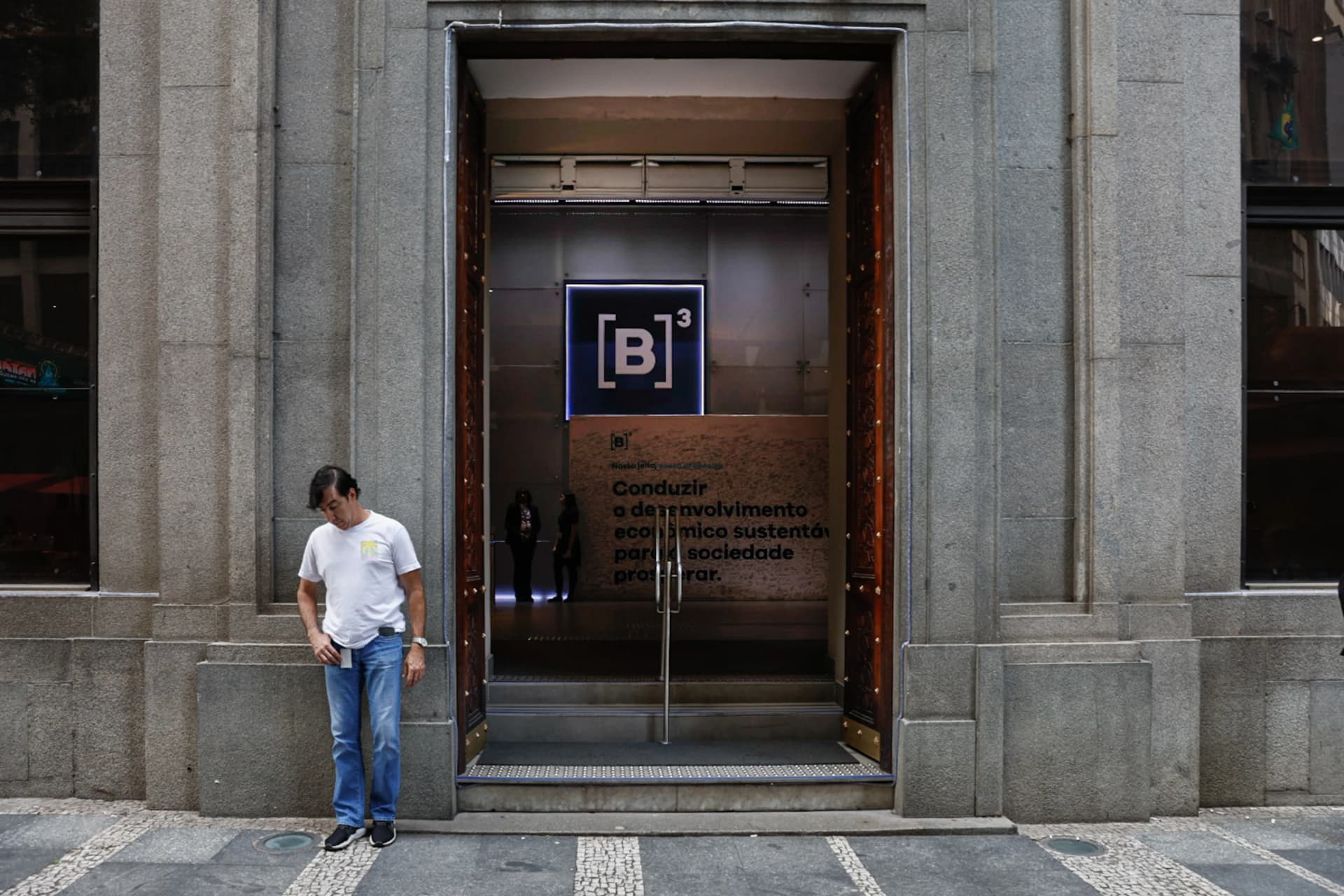 Embalada por rali, bolsa acende alerta técnico