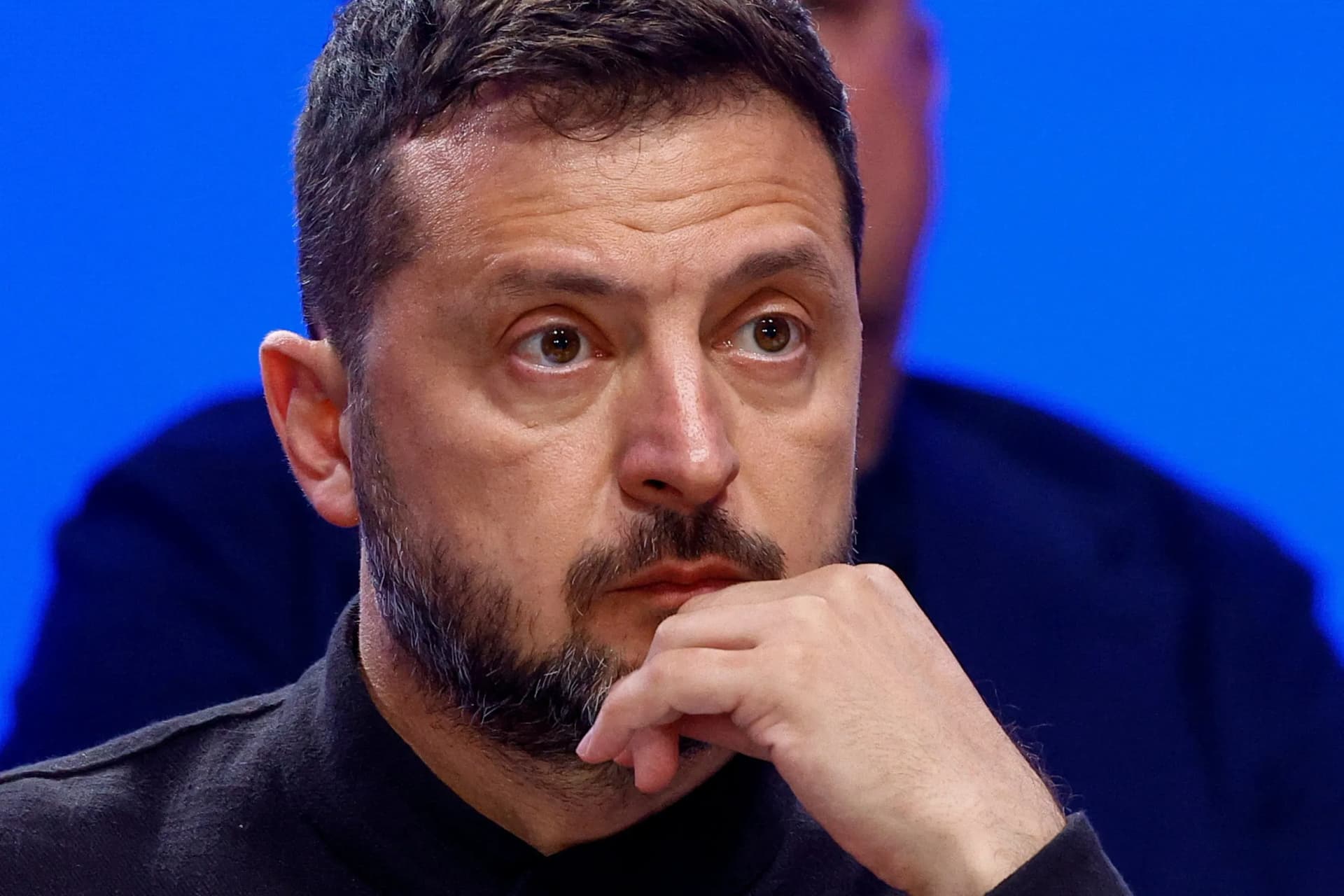 Trump pede que Zelensky pare de atacar refinarias russas e defende novo líder na Ucrânia