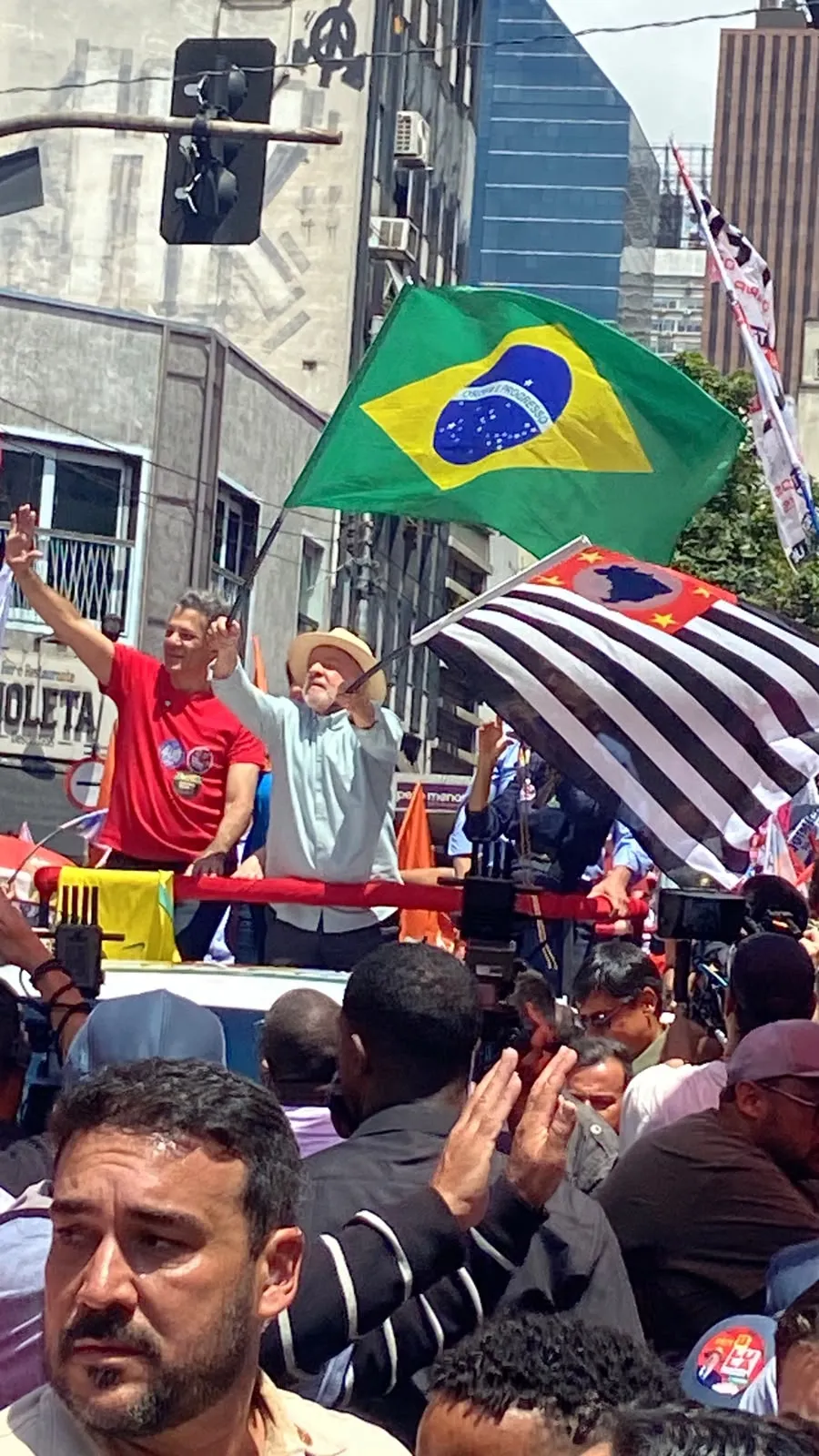 Em sua última disputa, Lula chega ao 1º turno com margem estreita em relação a Flávio e teme avanço do voto útil