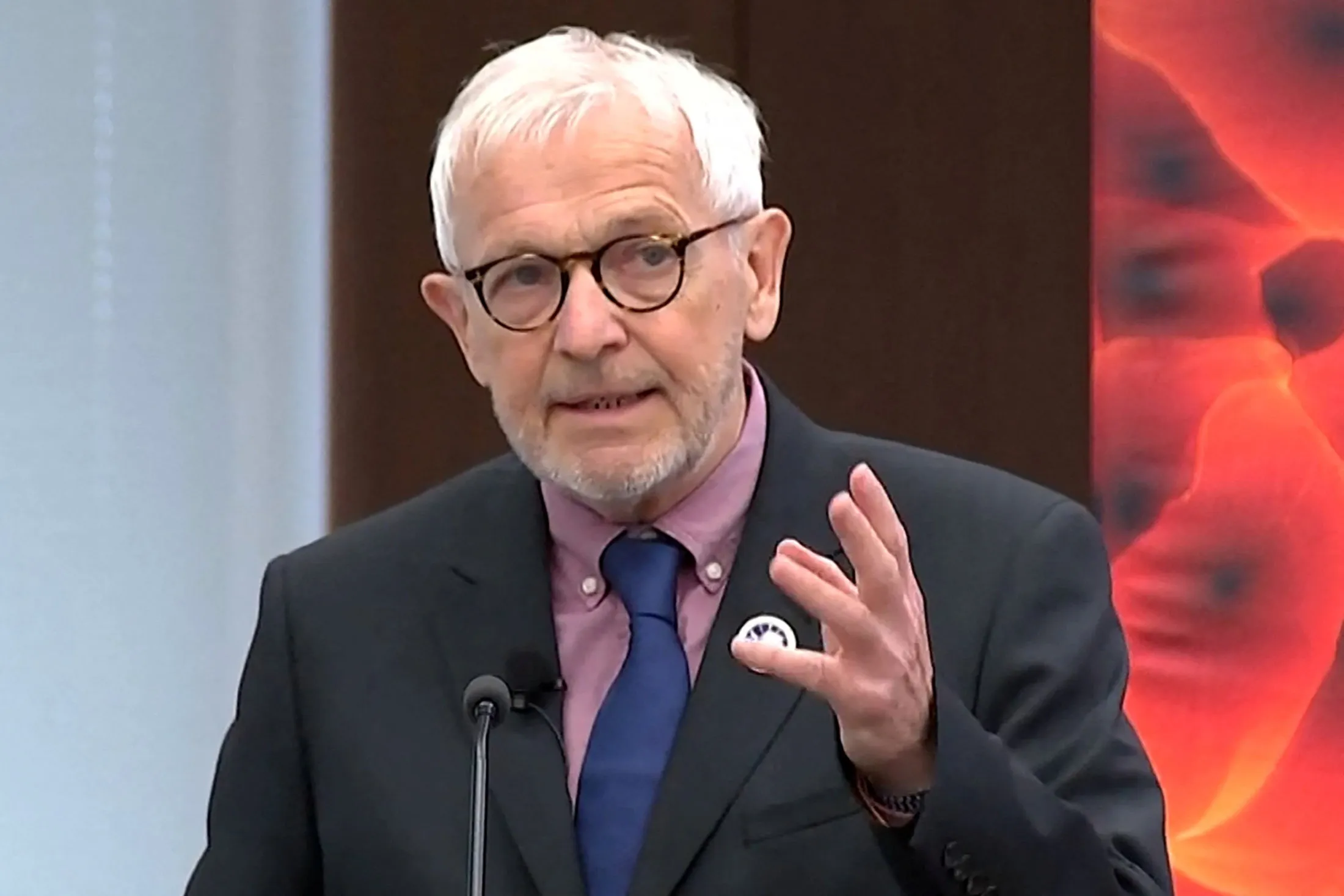 Cientista belga-americano ganha Nobel de Física por trabalho pioneiro com ‘partículas fantasma’