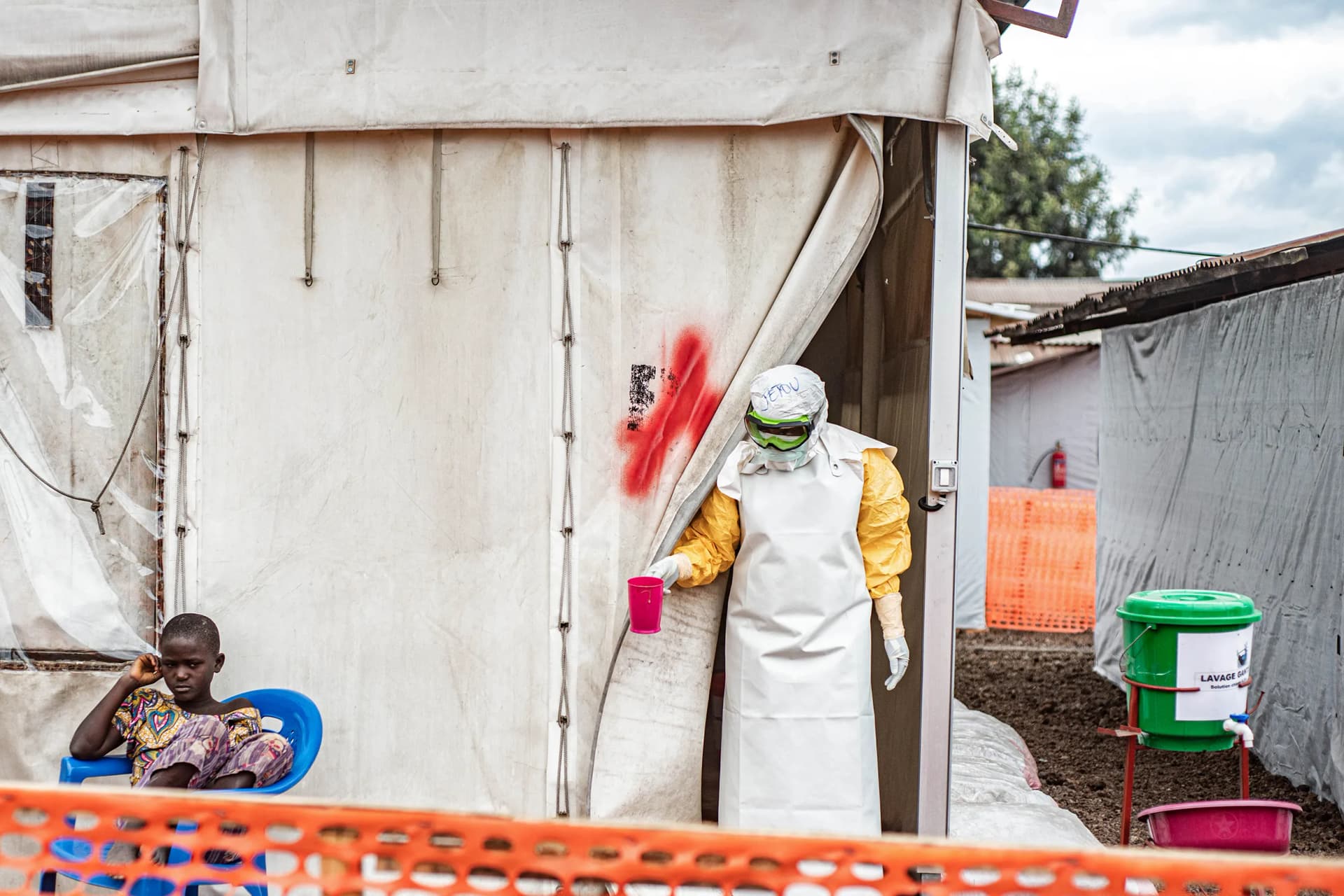 Ebola se espalha 'como fogo' na África enquanto agentes de saúde lutam contra a exaustão
