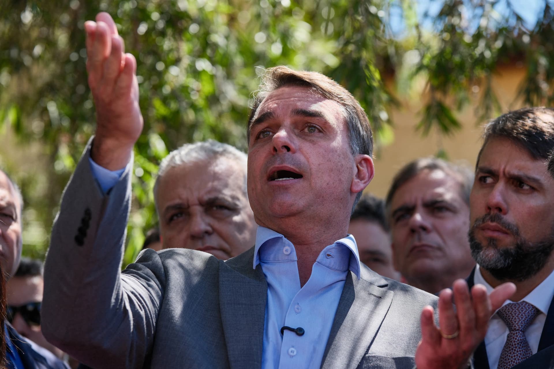 Campanha de Flávio explora reportagem que associa Vorcaro a Lula; PGR e PF desmentem