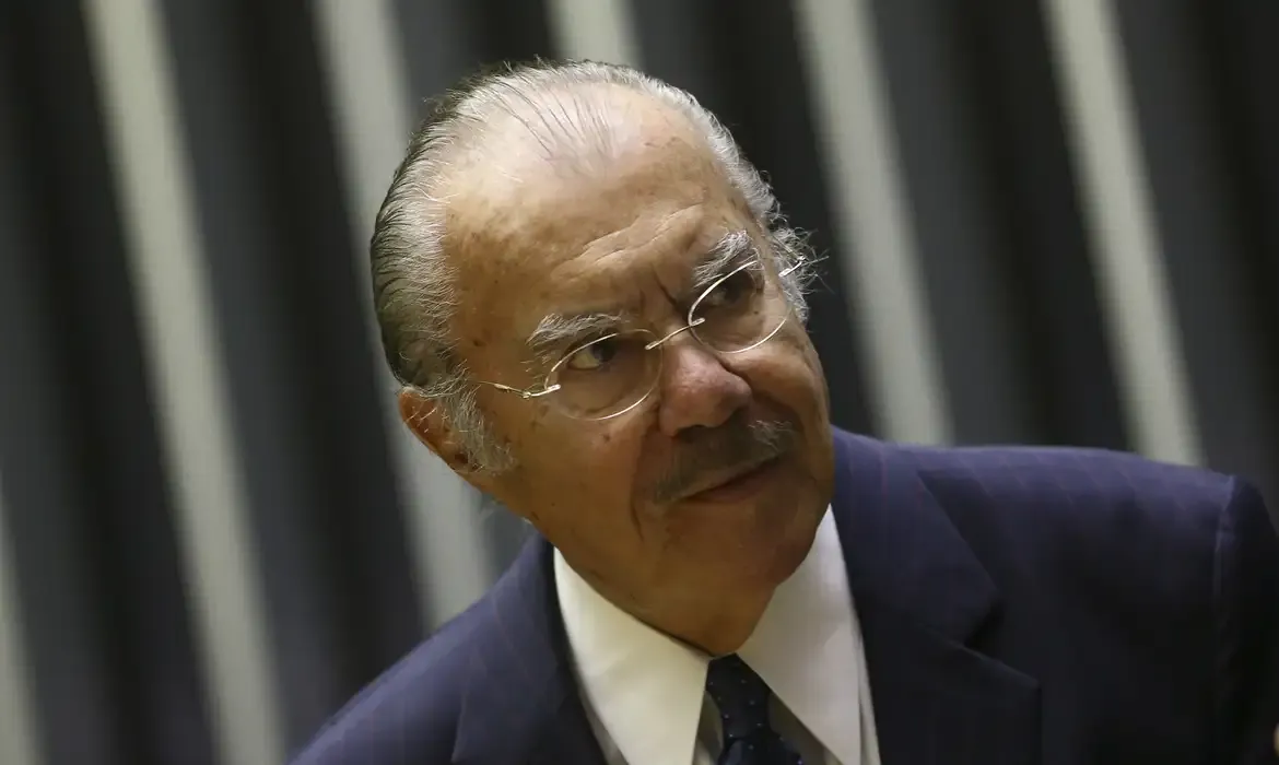 Ex-presidente José Sarney é internado após dores e procedimento abdominal