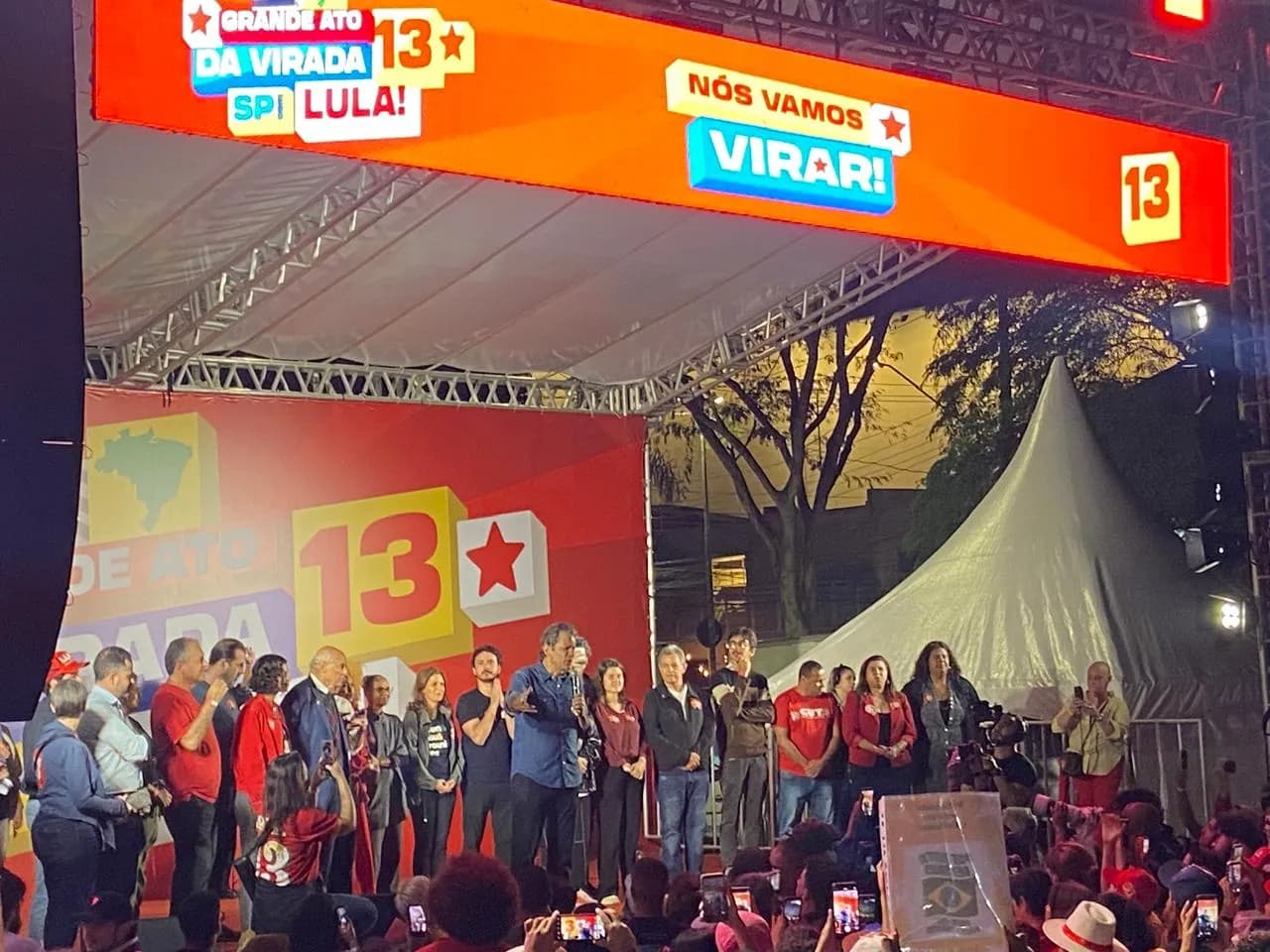 Ato da campanha de Lula em SP tenta manter militância mobilizada e busca quem não votou no primeiro turno