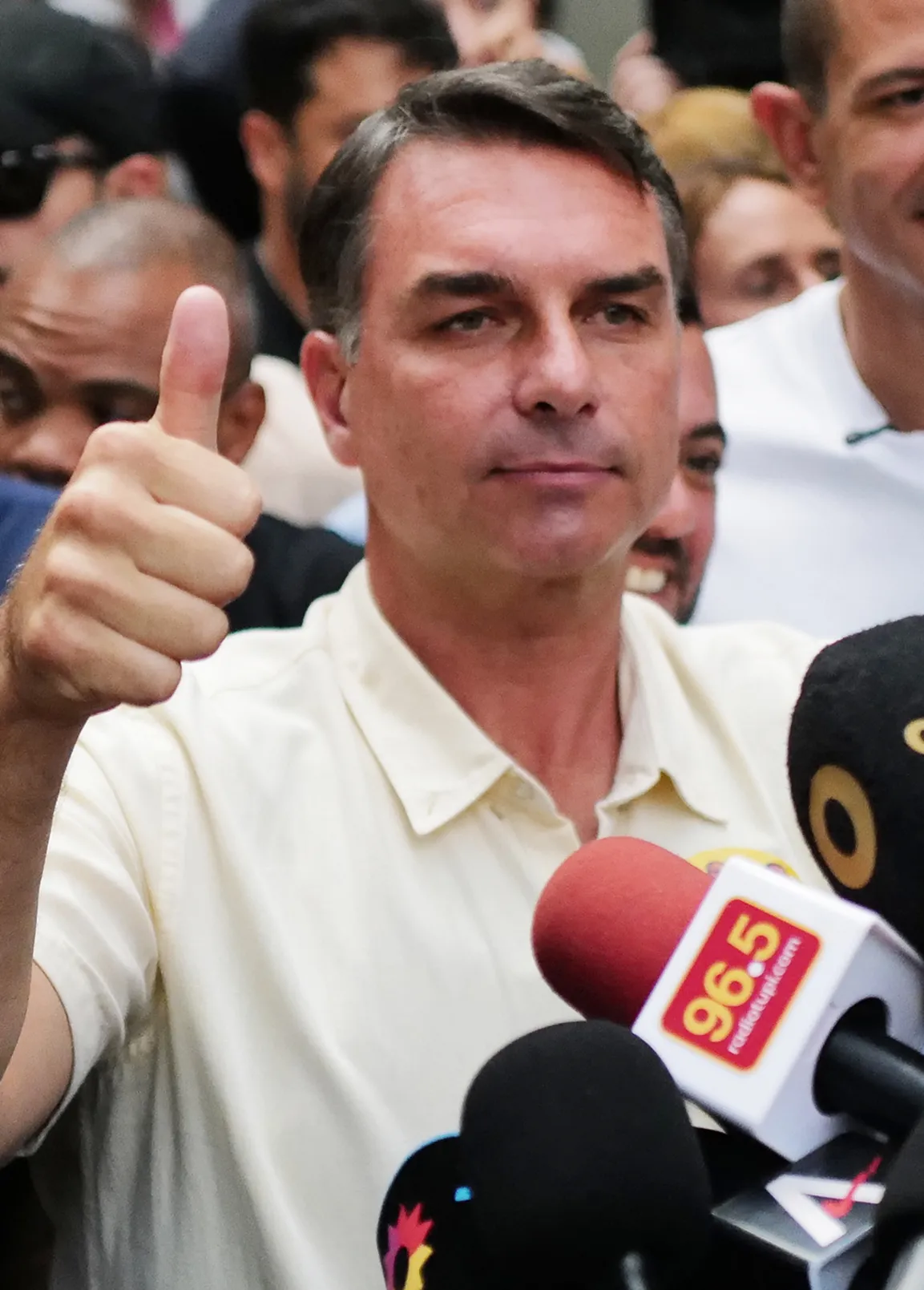 Flávio surpreende e chega à frente com onda da direita