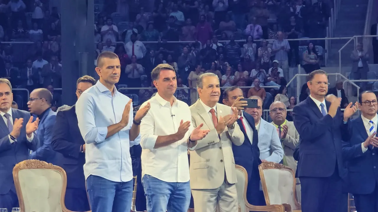 Flávio diz que Jair Bolsonaro vai estar em sua posse e passar a faixa presidencial