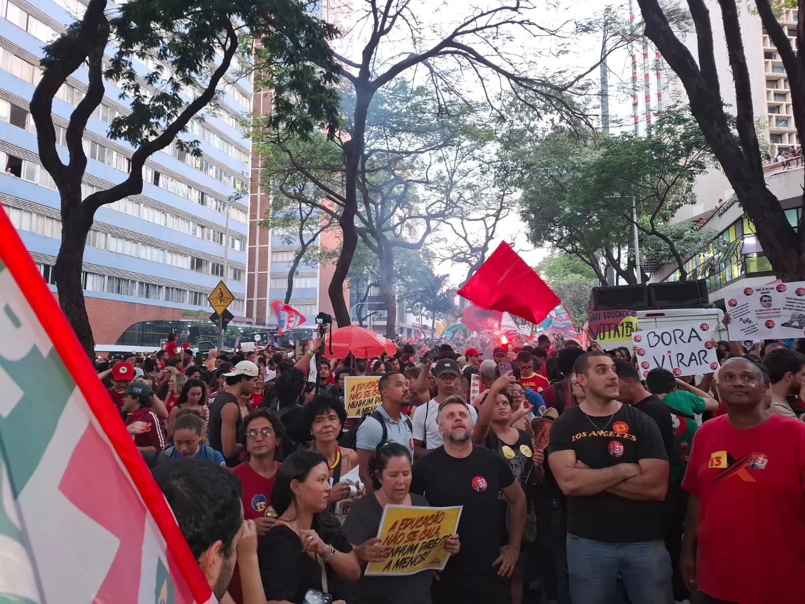 Estudantes promovem ato de apoio a Lula em Belo Horizonte