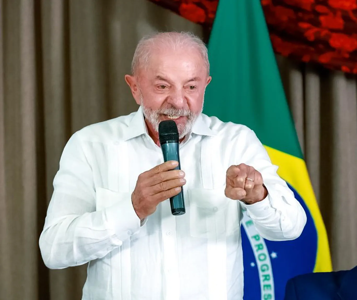 Em reunião com Lula, aliados prometem reduzir abstenção e sugerem até aumento de selfies