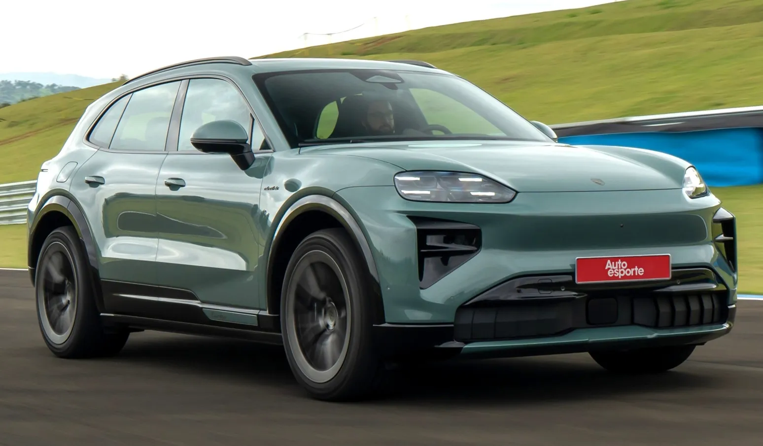 Cayenne Electric convence até entusiastas dos V6 e V8