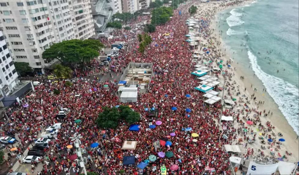 Apoiadores ocupam quarteirões da Praia de Copacabana (RJ) em ato sem Lula no Rio