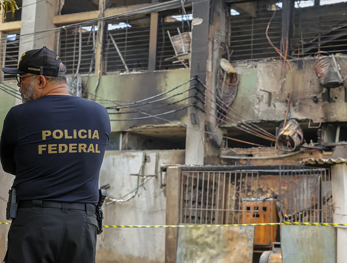 Incêndio destrói prédio e pesquisas na Federal de Pernambuco