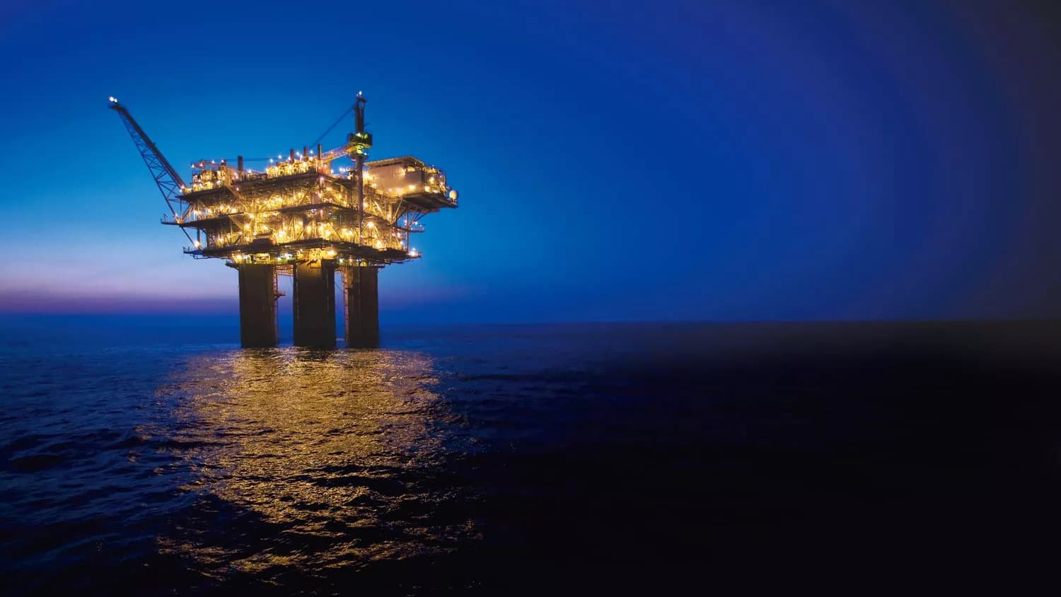 Petróleo fecha em alta de mais de US$ 104 com preocupações sobre a oferta