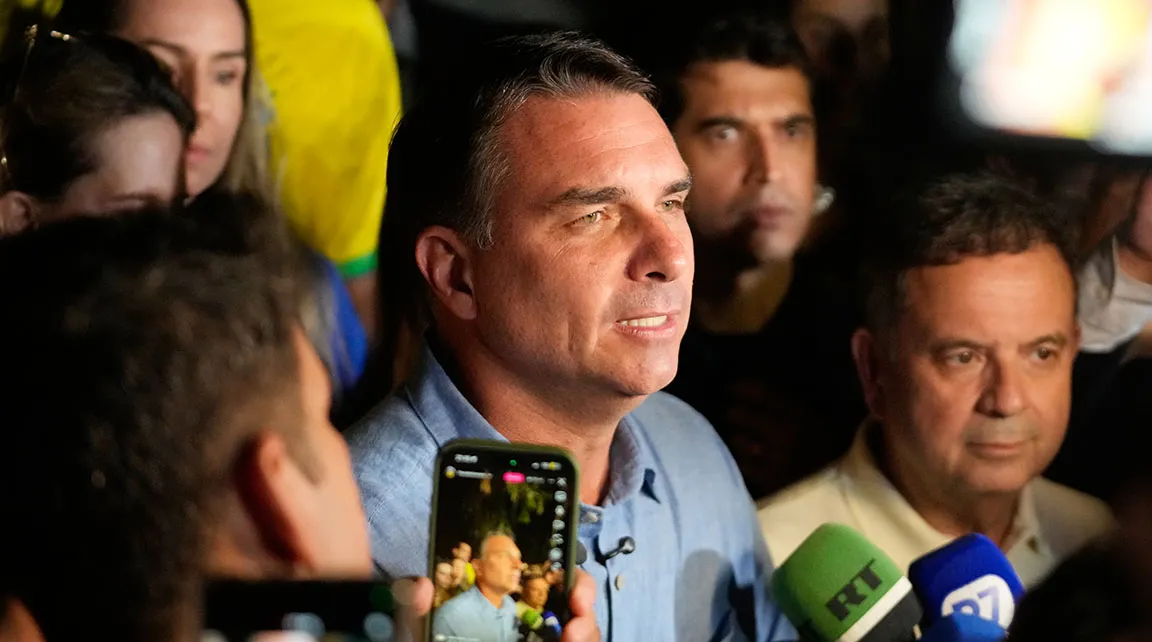 Com onda de direita no país, Flávio lidera e enfrenta Lula no 2º turno