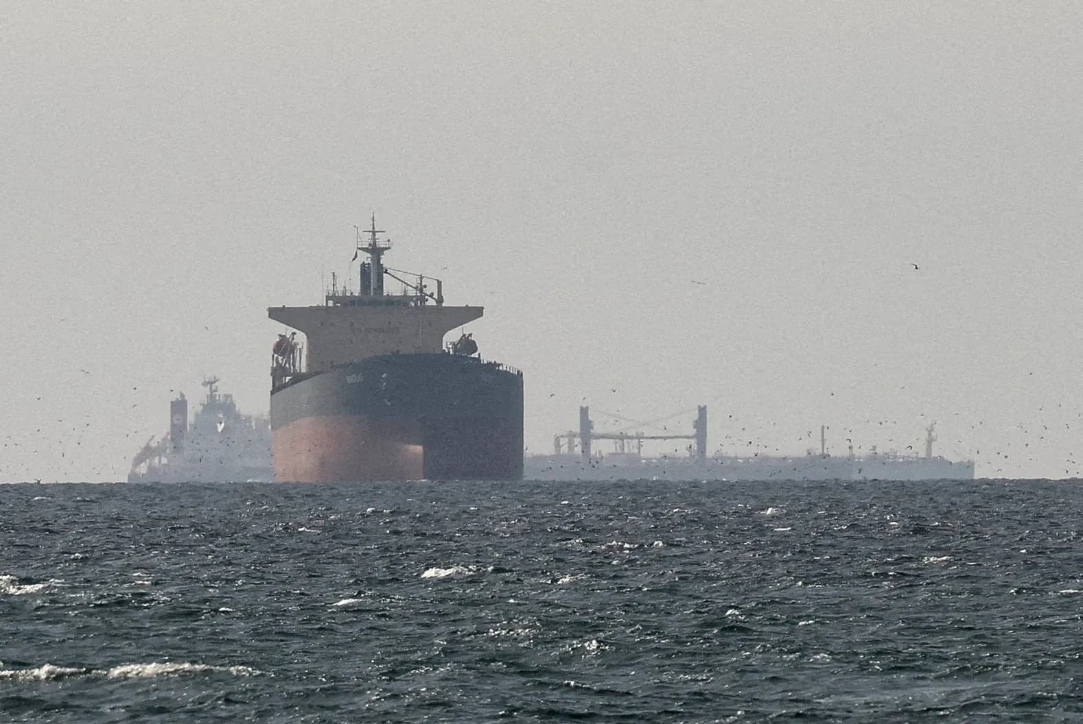 Navio é atingido na costa dos Emirados por projétil de origem desconhecida