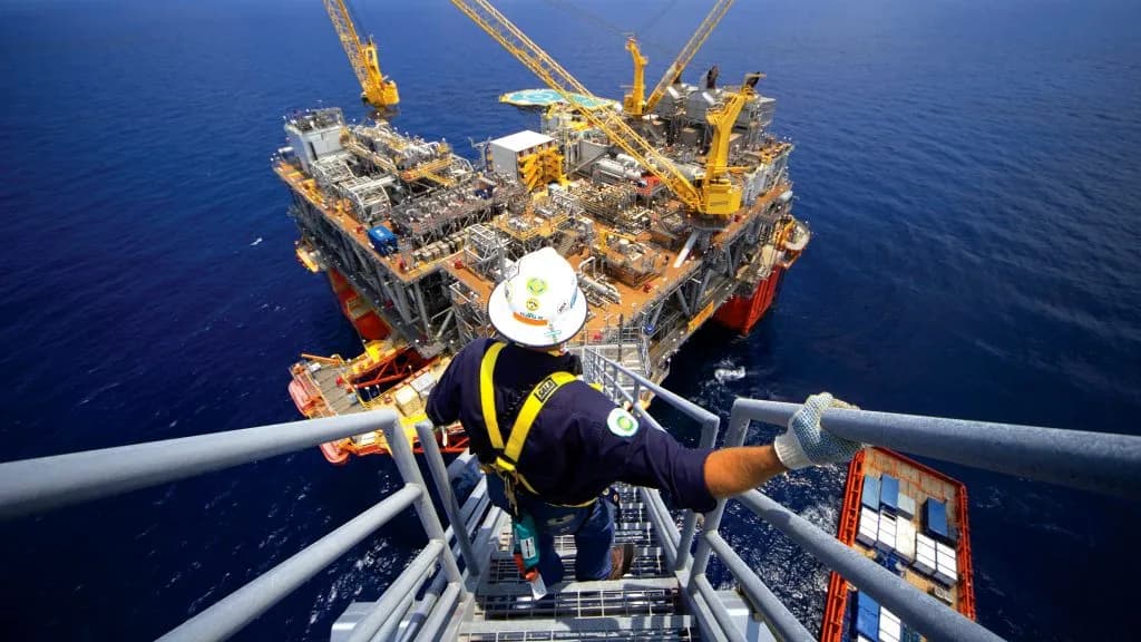 BP interrompe produção em duas plataformas no Golfo do México por conta do Furacão Isaias
