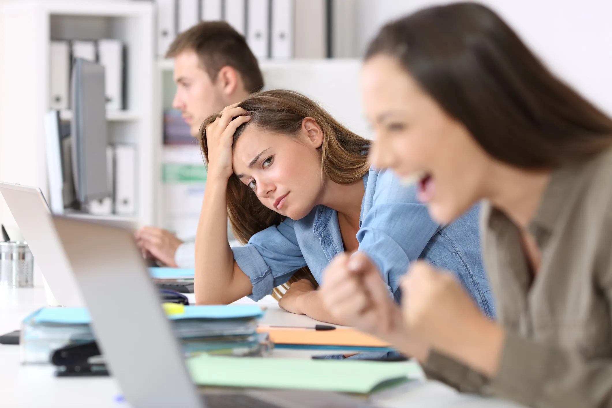 Inveja no trabalho: alavanca para o desempenho ou armadilha para a saúde mental?
