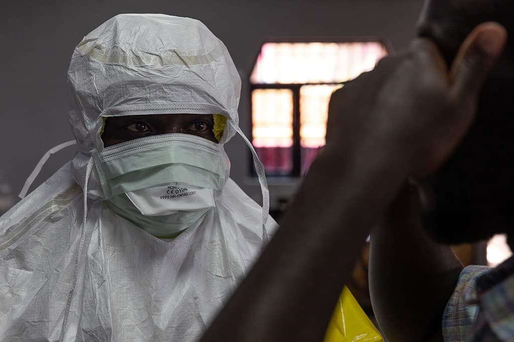 Resposta global negligente ao ebola é marca da desigualdade geopolítica na saúde
