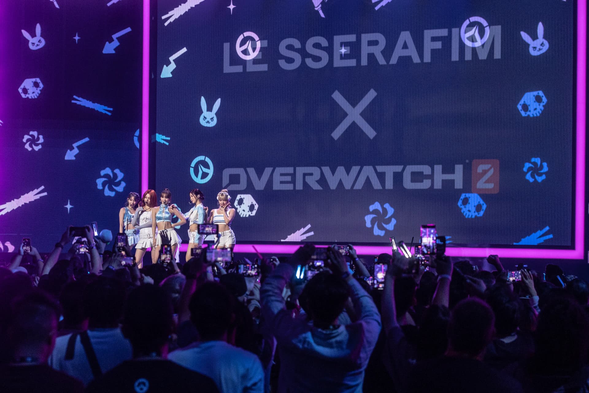 Pela terceira vez, LE SSERAFIM volta ao Overwatch trazendo novas skins e show na BlizzCon
