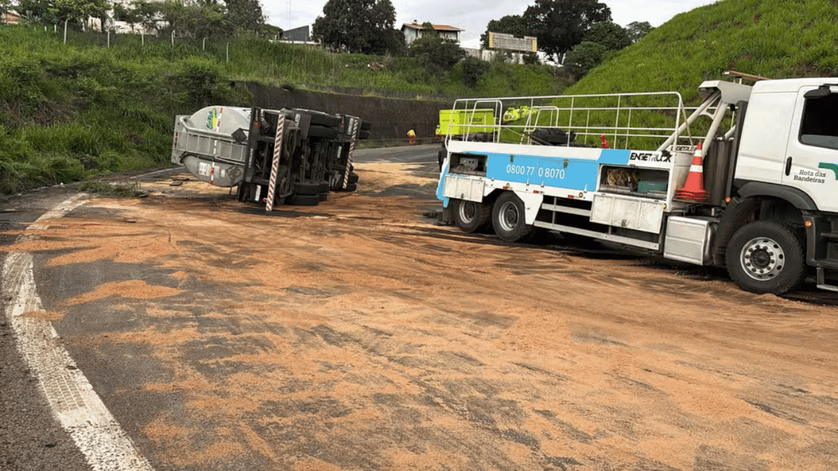 Alça da Dom Pedro é liberada após 24 horas; Cetesb analisa contaminação